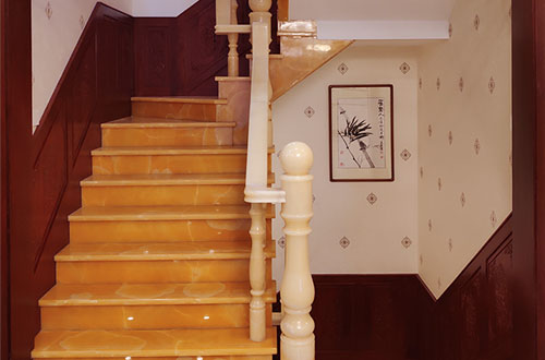 保德中式别墅室内汉白玉石楼梯的定制安装装饰效果